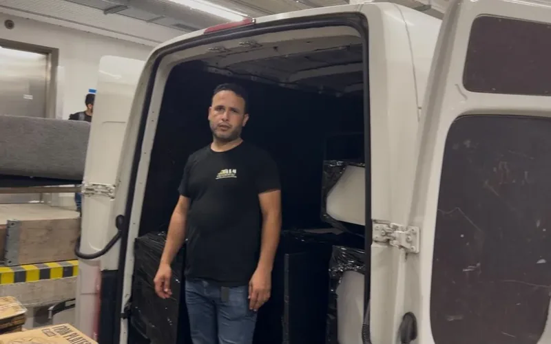 Firmenumzug: Mitarbeiter von A & M Umzug am Transporter an der Laderampe