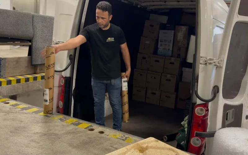 Umzugskartons: Mitarbeiter von A & M Umzug mit Verpackungsmaterial am Umzugswagen