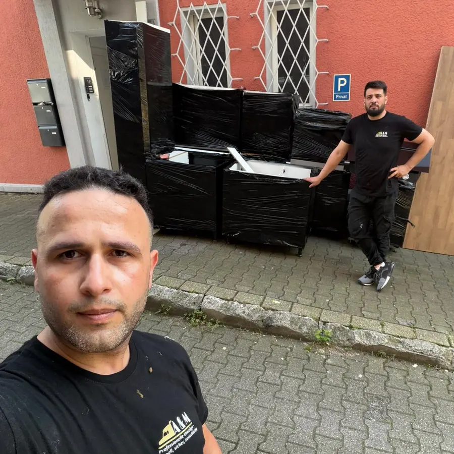 Team von A & M Umzug vor einer verpackten Küche